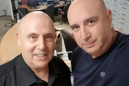 עם ניר דבורי