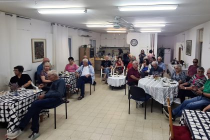 הרצאה לוותיקי קיבוץ ניר עוז, זמן קצר לפני המלחמה. רבים כבר אינם, חלקם... חזרו מעזה.